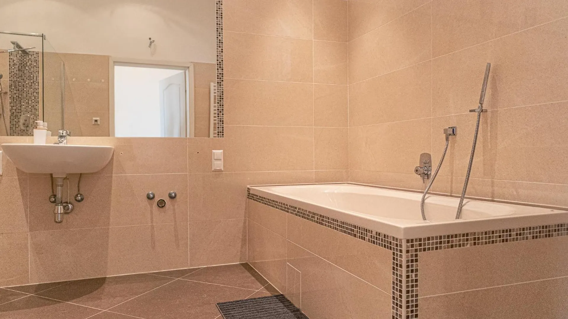 Sweet 2Br Apt Ideal For Long Stays, Very Central In Vienna Apartment